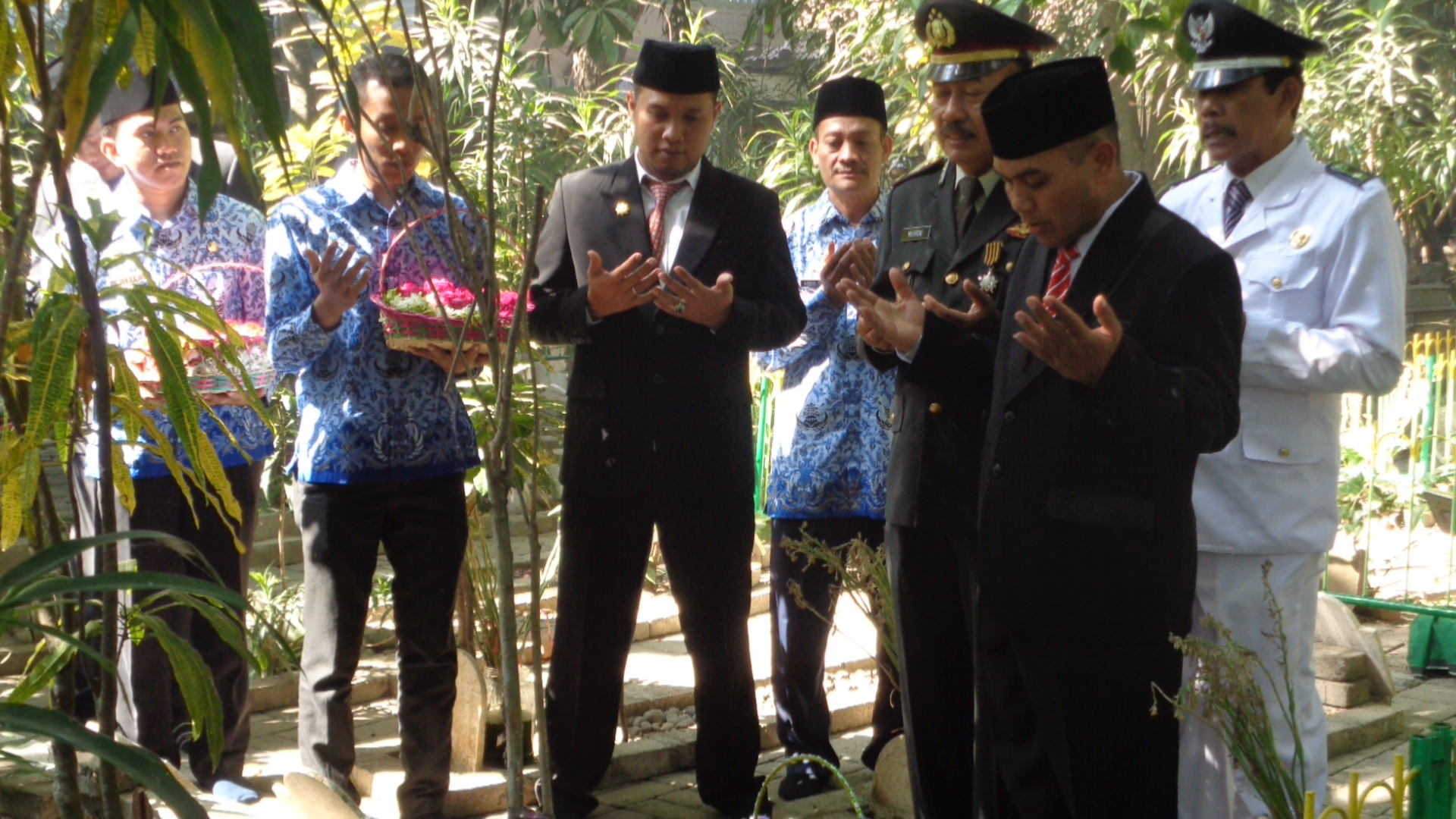 MUSPIKA KECAMATAN KRATON TABUR BUNGA DI MAKAM PAHLAWAN SIDOGIRI