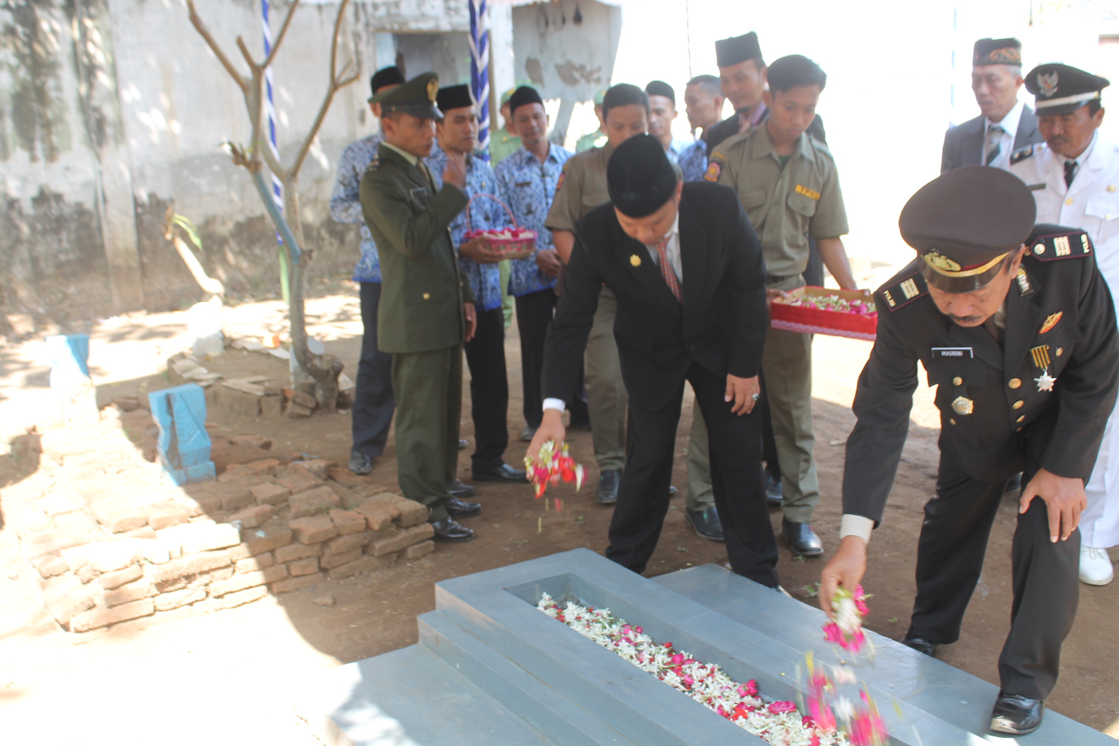 MUSPIKA KECAMATAN KRATON TABUR BUNGA DI MAKAM PAHLAWAN PLINGGISAN