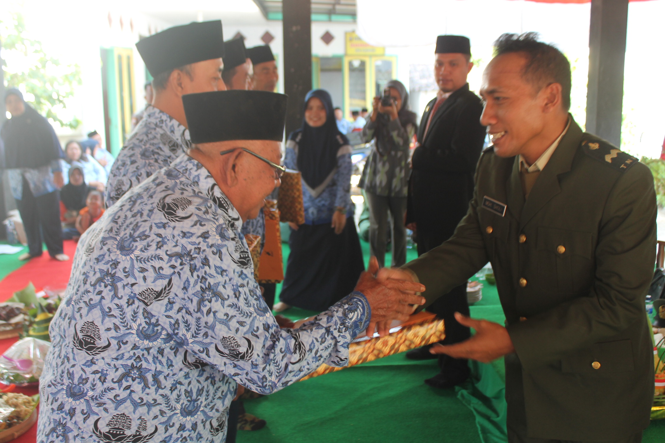 PEMBERIAN PIAGAM LUNAS PBB OLEH WADANRAMIL KRATON KEPADA PETUGAS PEMUNGUT PAJAK