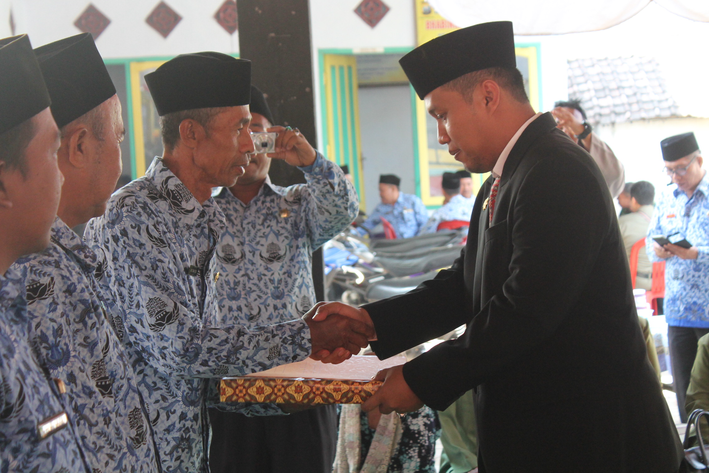 PEMBERIAN PIAGAM LUNAS PBB OLEH CAMAT KRATON KEPADA PETUGAS PEMUNGUT PAJAK 