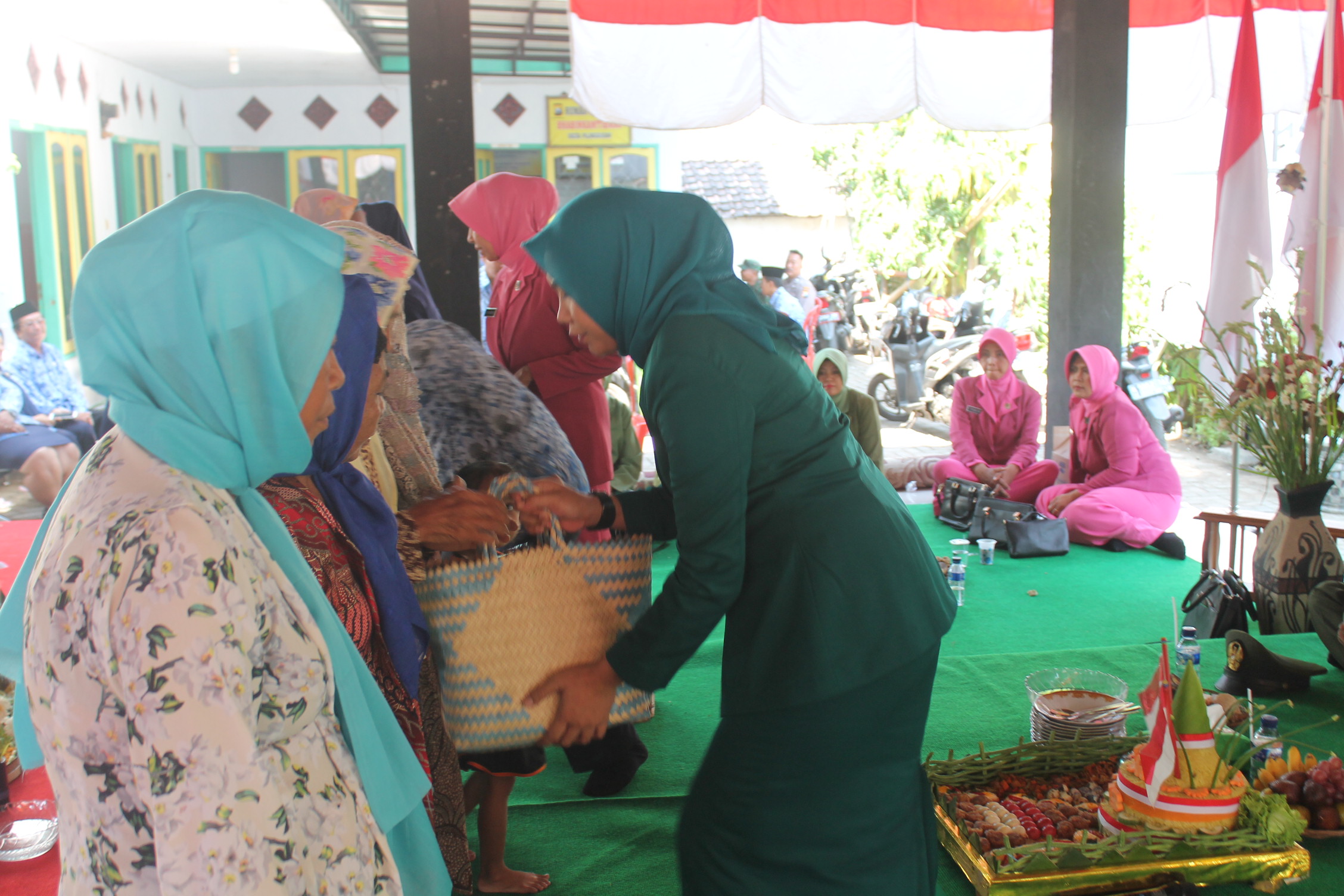 PEMBERIAN BINGKISAN OLEH IBU CAMAT KRATON KEPADA JANDA PEJUANG KECAMATAN KRATON